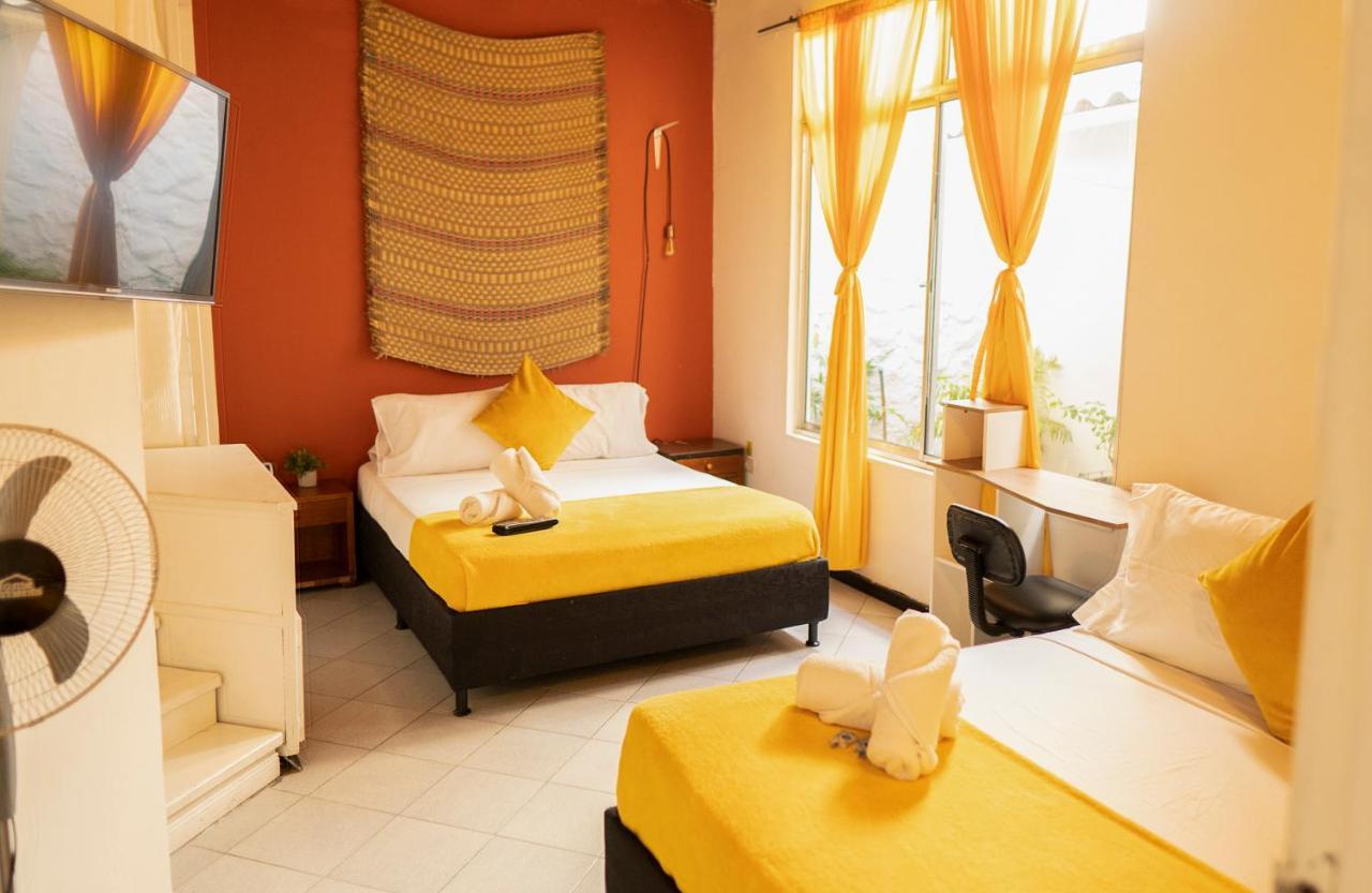 Africa House-Casa Hotel Laureles-La70 Медельїн Екстер'єр фото