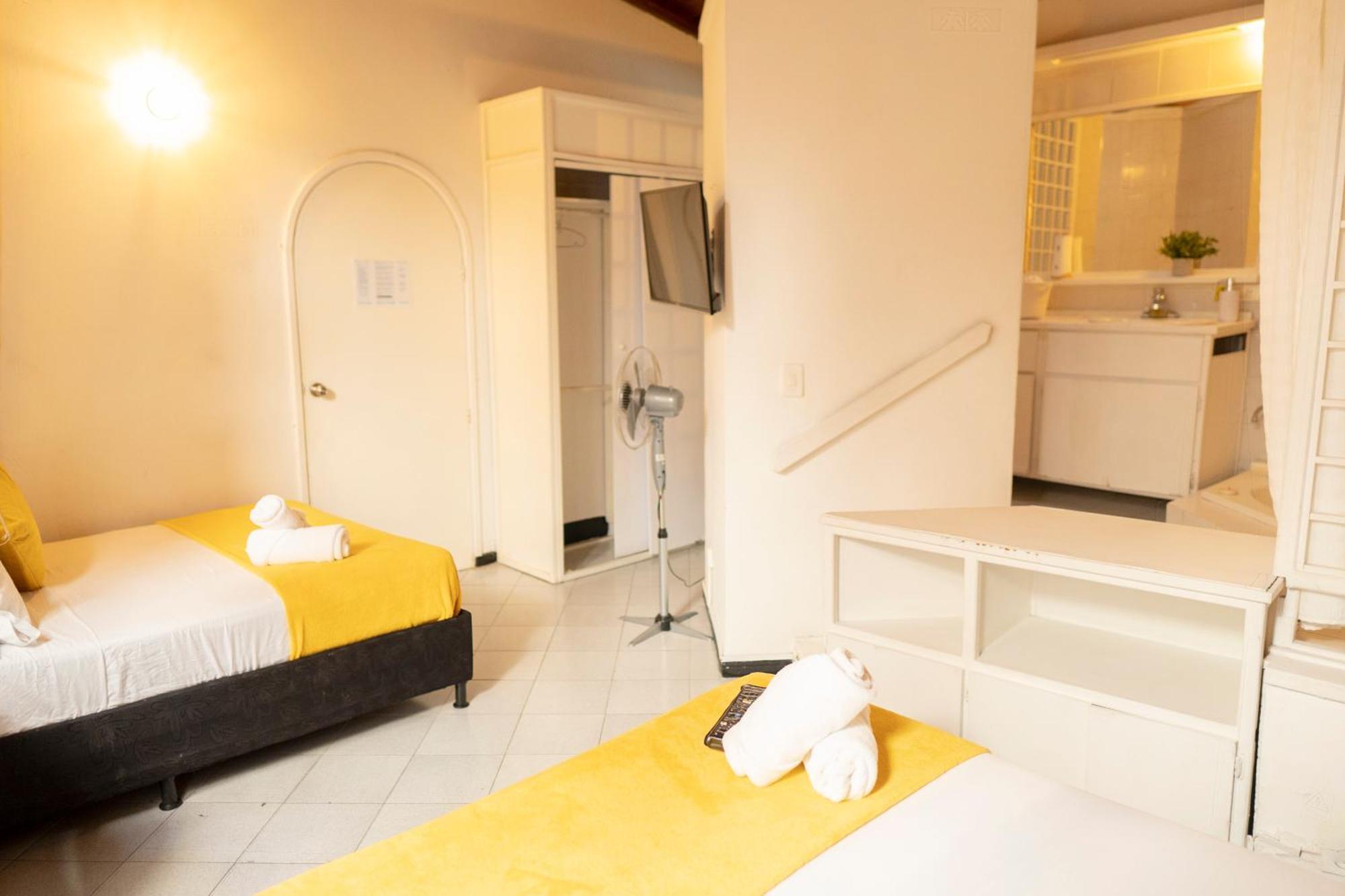 Africa House-Casa Hotel Laureles-La70 Медельїн Екстер'єр фото