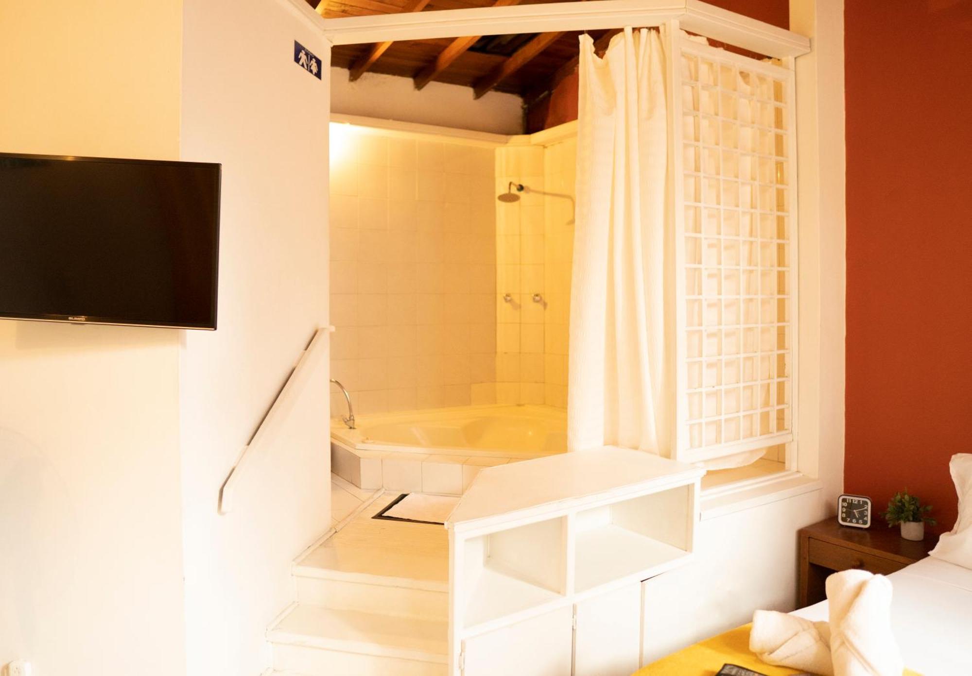 Africa House-Casa Hotel Laureles-La70 Медельїн Екстер'єр фото