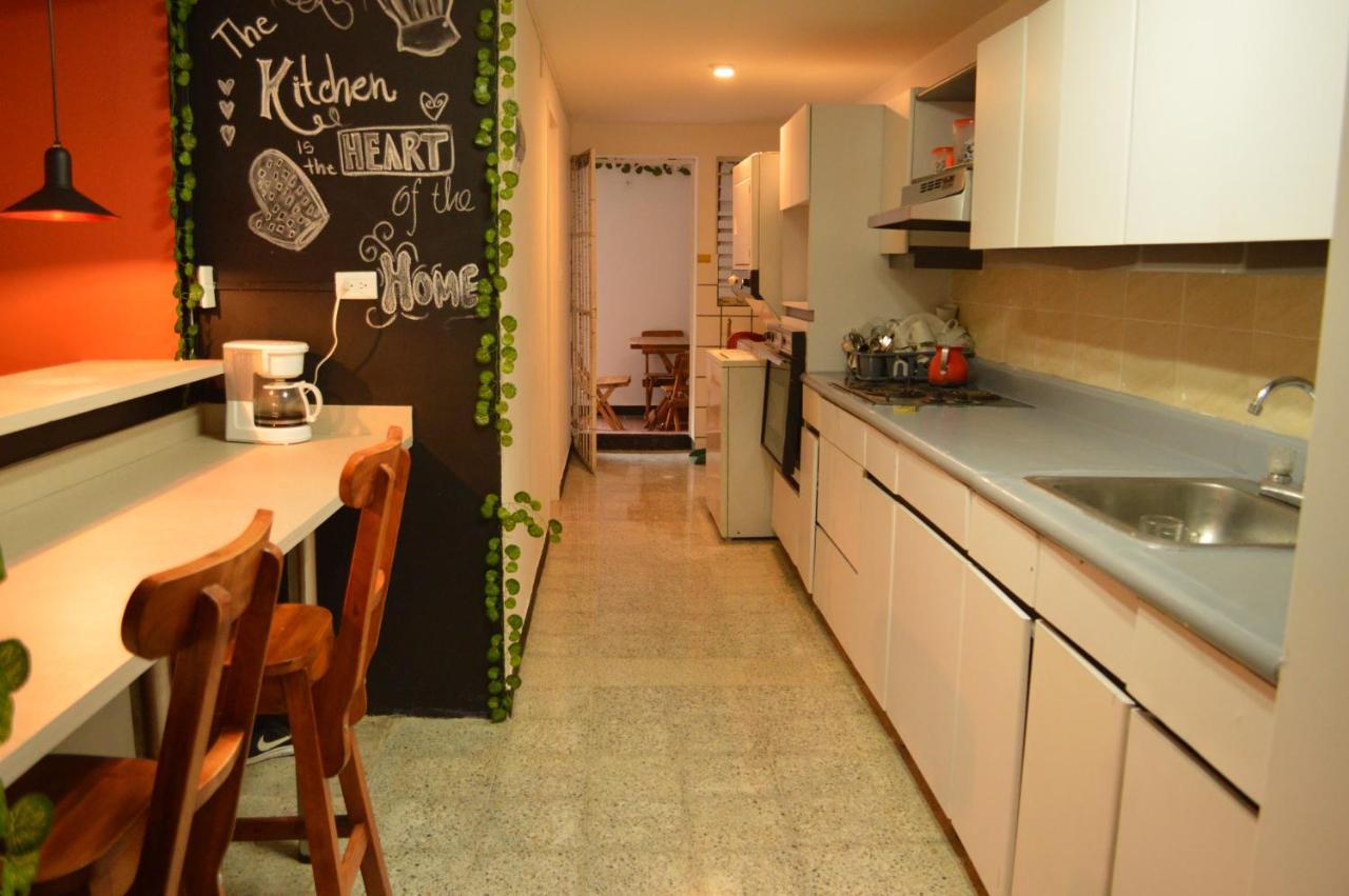 Africa House-Casa Hotel Laureles-La70 Медельїн Екстер'єр фото