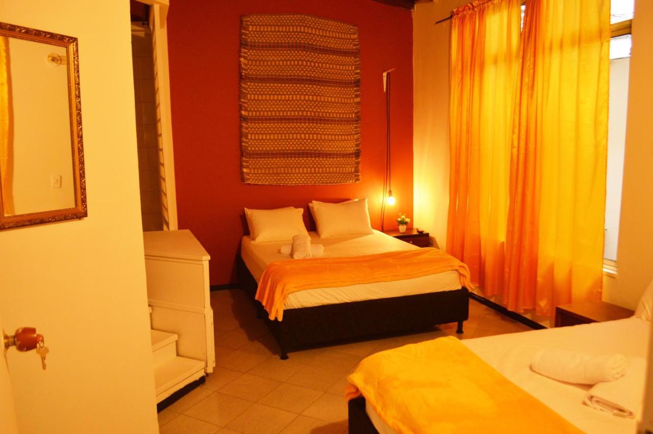 Africa House-Casa Hotel Laureles-La70 Медельїн Екстер'єр фото